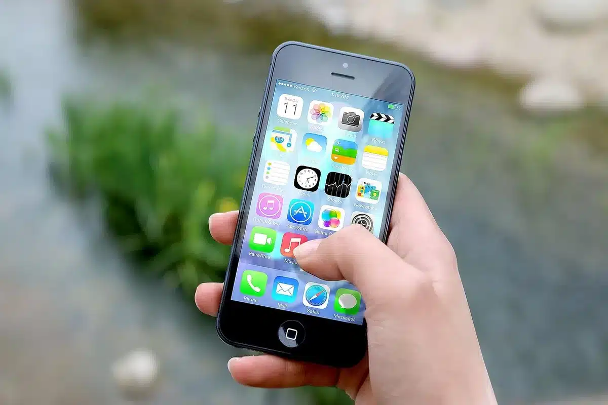 Hub domestico con smartphone che mostra app per dispositivi connessi