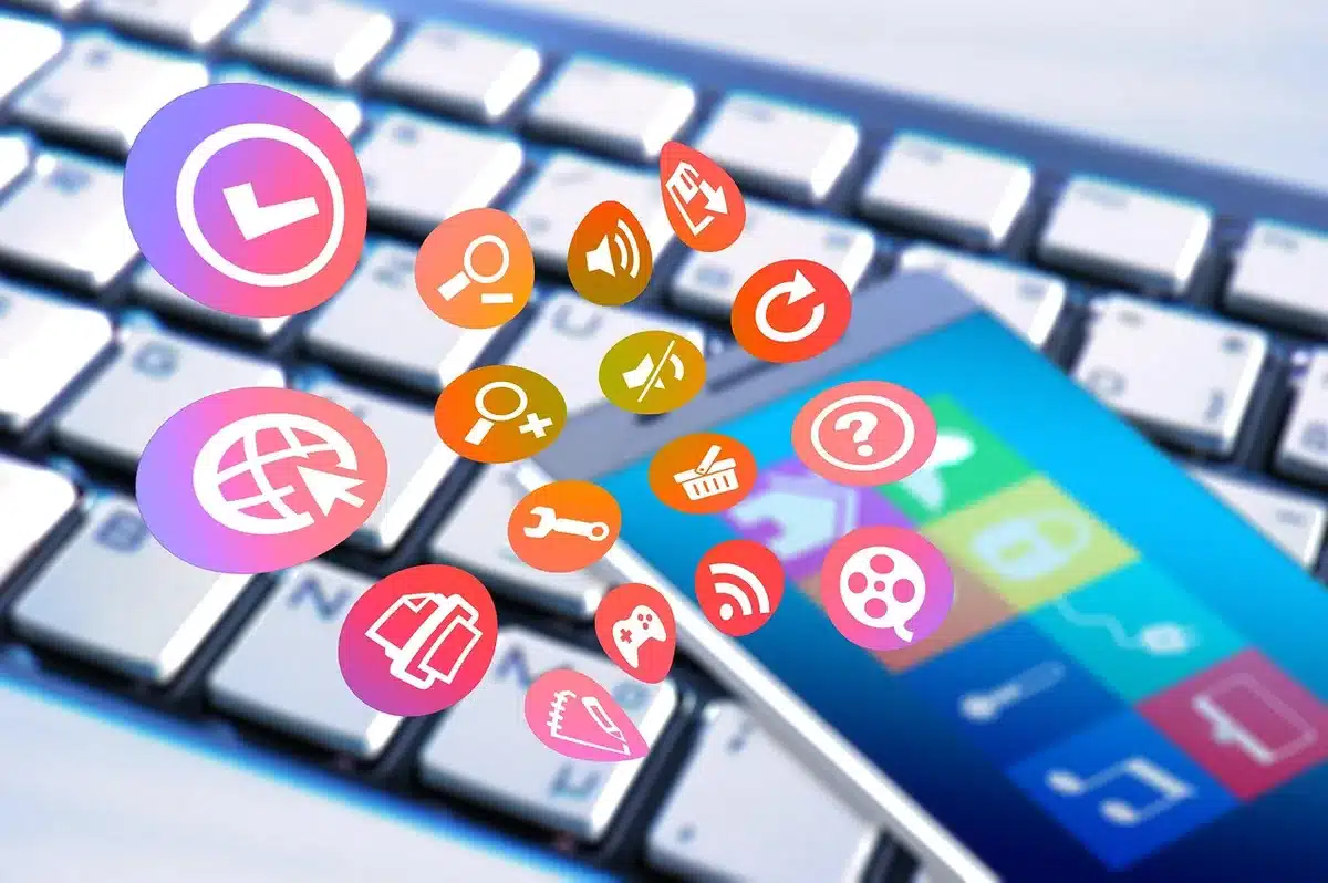 Cucina con elettrodomestici connessi controllati da smartphone