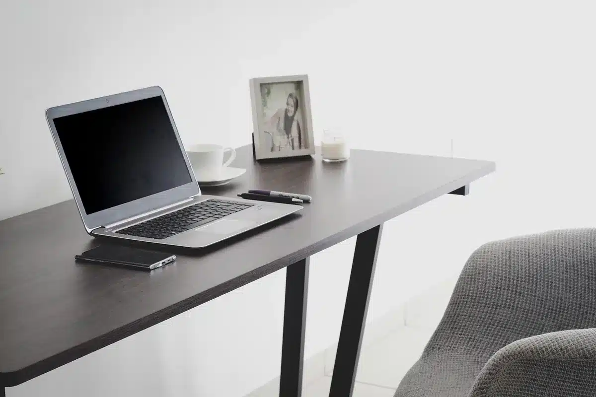 Salotto moderno con smartphone e luci smart illuminate, controllo remoto