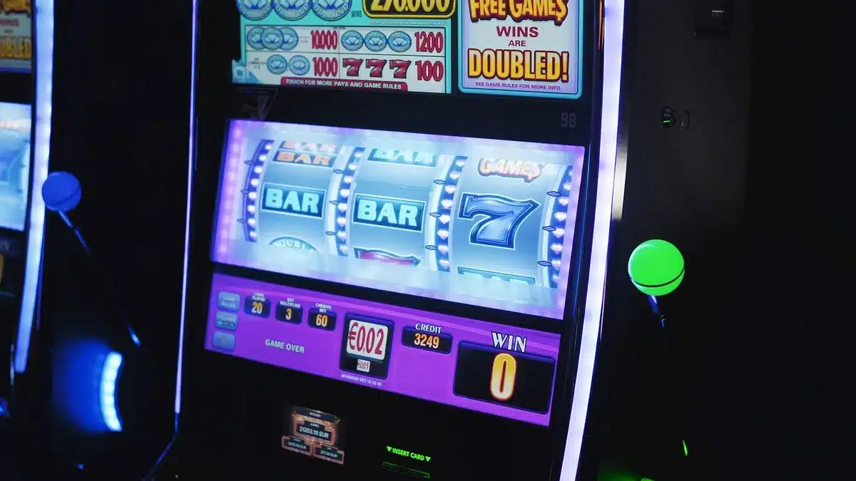 Biglietti della lotteria e cifre che evocano un grande jackpot