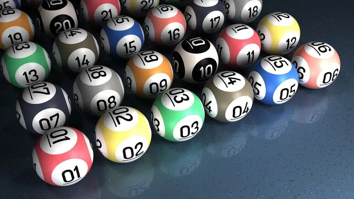 Palline numerate di estrazione della lotteria in una macchina per l'estrazione