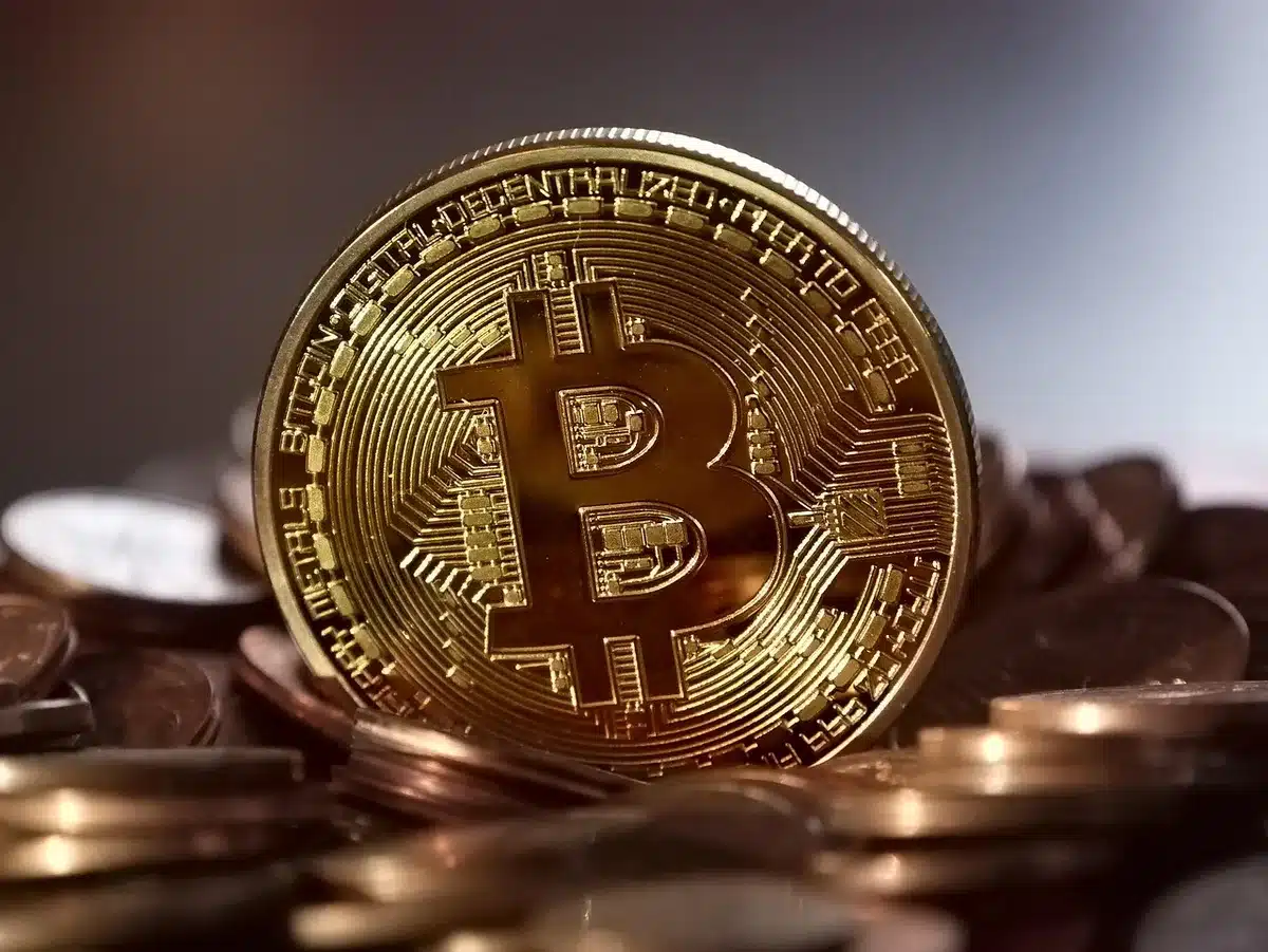 Rappresentazione digitale di criptovalute e rete blockchain con nodi interconnessi luminosi