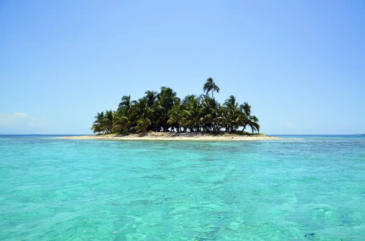 Palafitte e coltivazioni tropicali su un'isola, vista paesaggistica