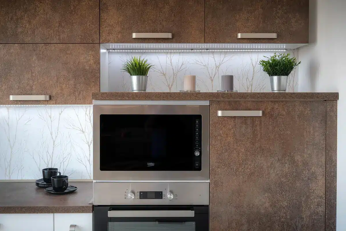 Forno a microonde vintage negli anni Cinquanta in una cucina commerciale