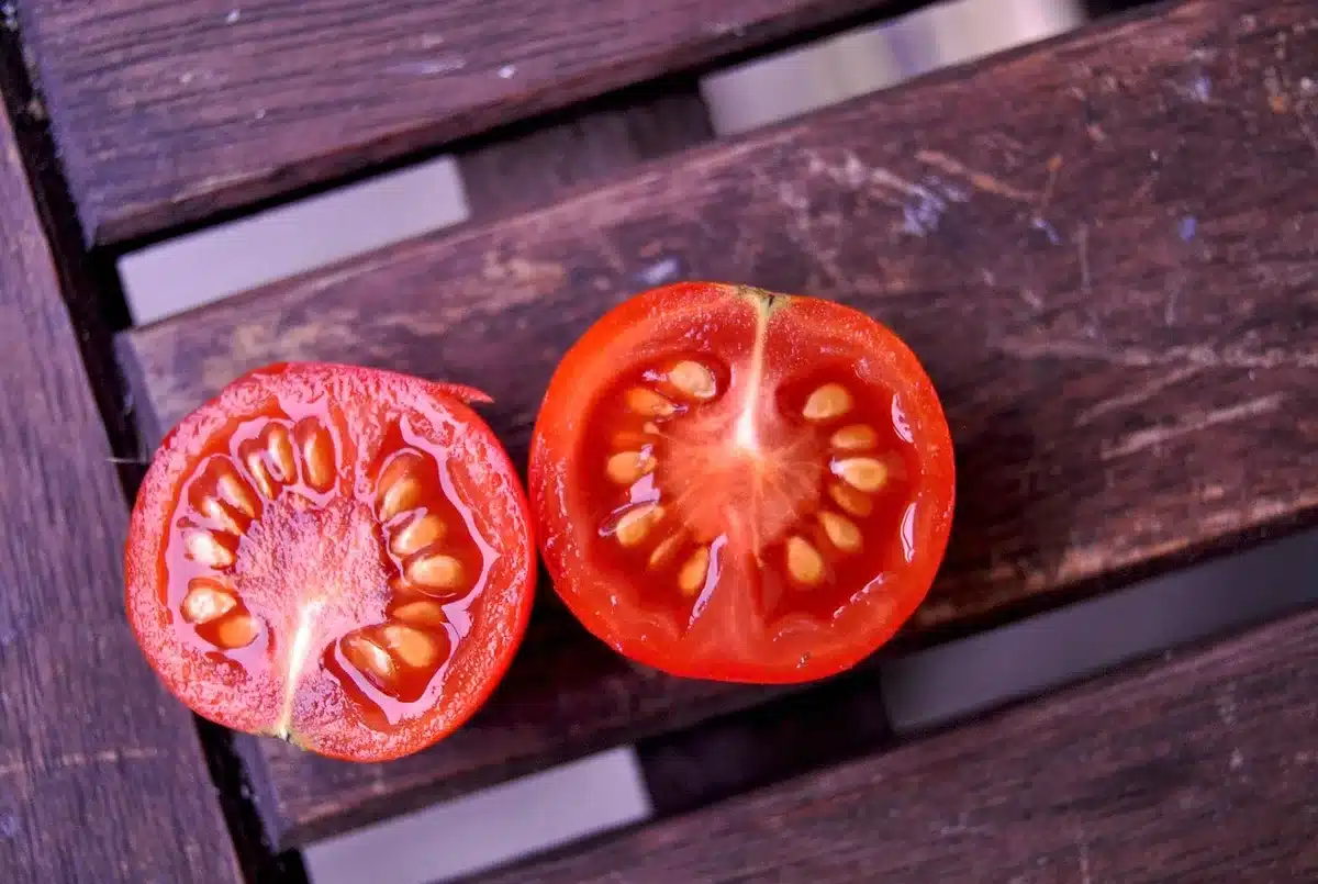 Tavolo con frutta, verdura e ingredienti della dieta mediterranea