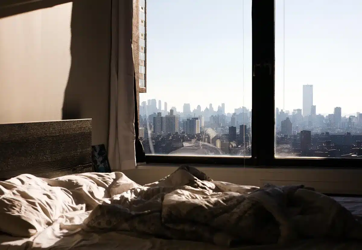 Persona riposata al mattino con luce naturale, simbolo di sonno rigenerante