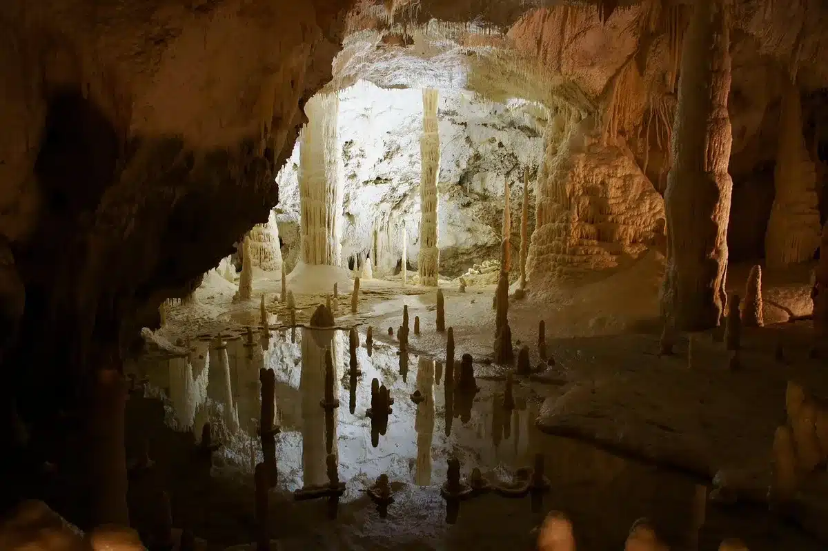 Passaggi illuminati della Grotta di Mammoth con stalattiti e stalagmiti calcaree
