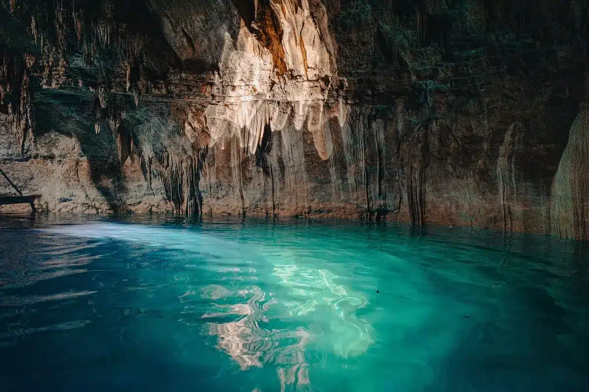Sistema di grotte sommerse con acque cristalline e formazioni calcaree subacquee