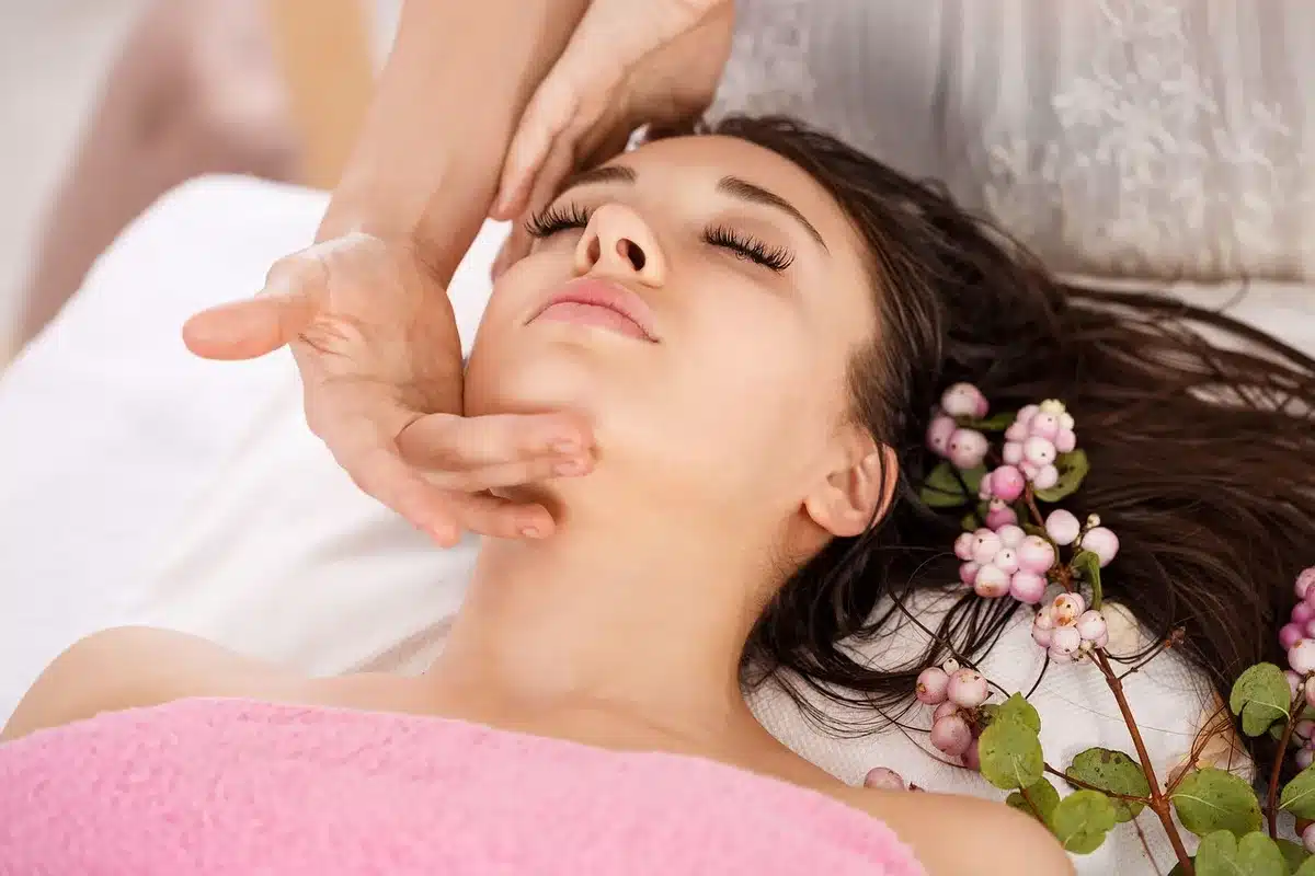 Persona che pratica cura di sé, rilassamento e meditazione