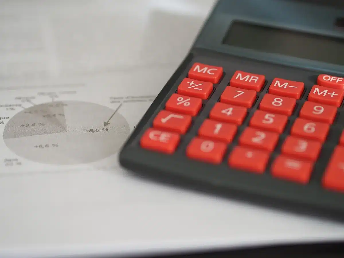 Persona che pianifica il budget con calcolatrice e documenti