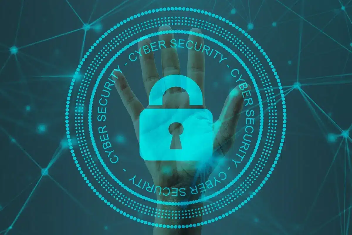Schermo di computer con simboli di sicurezza e protezione digitale