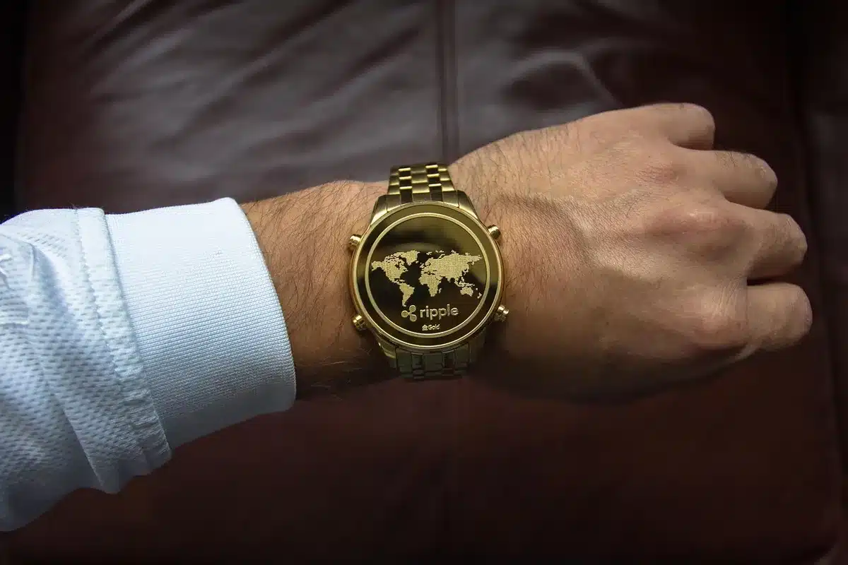 Mani anonime che tengono monete digitali luminose con linee di rete blockchain sullo sfondo