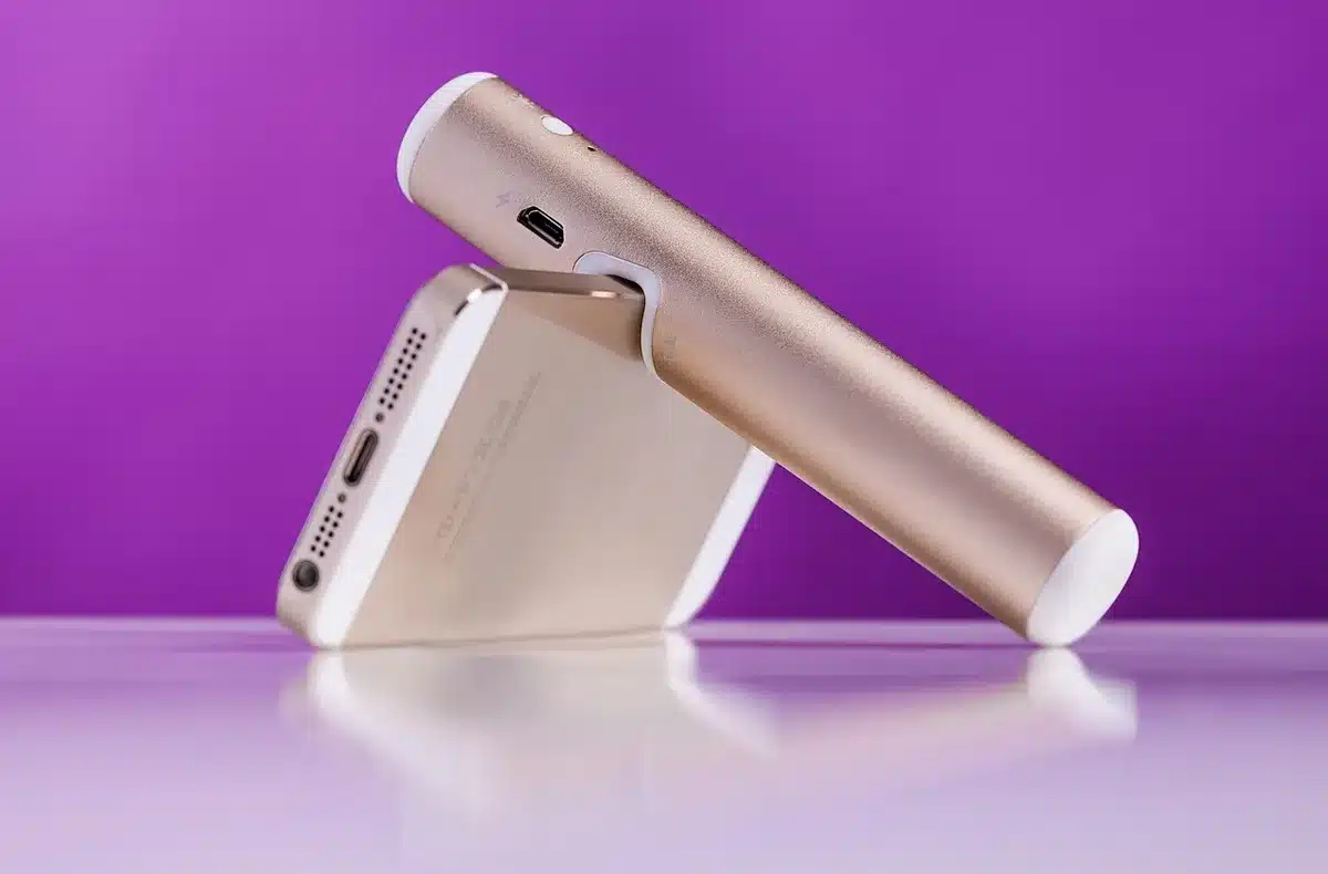 Power bank portatile mentre ricarica uno smartphone