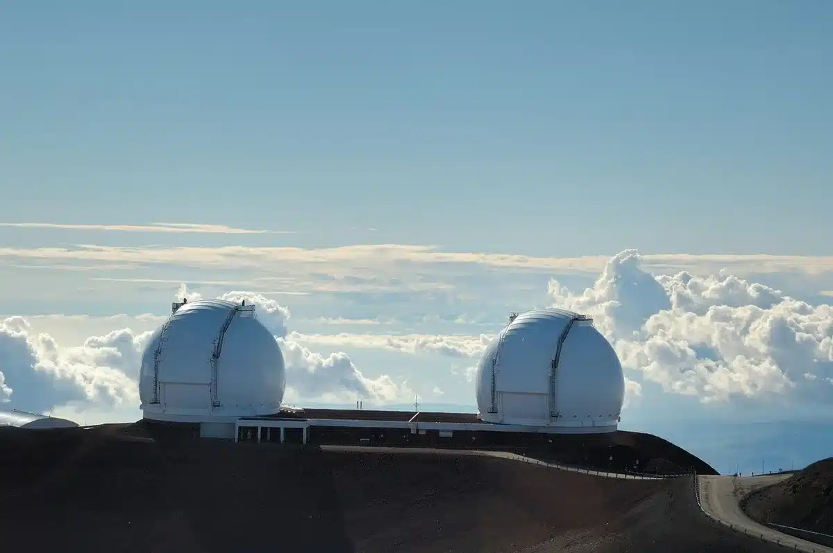 Cupola di osservatorio con un telescopio moderno puntato verso il cielo