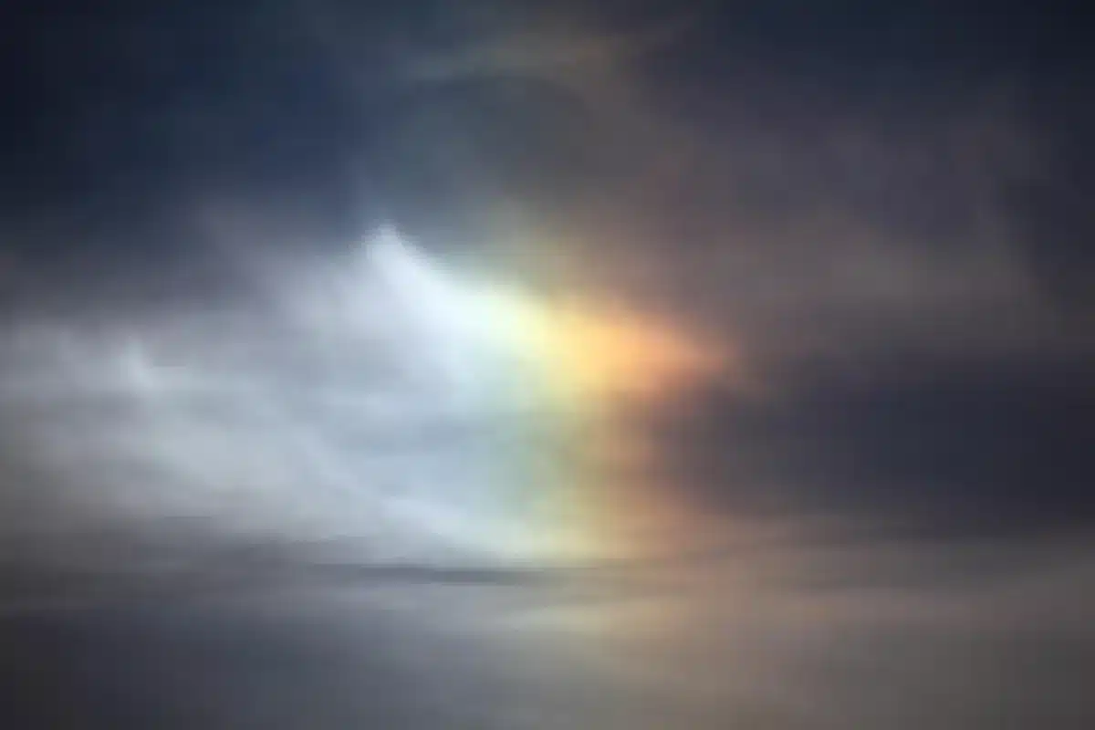 Rappresentazione artistica di un esopianeta con atmosfera osservata tramite spettroscopia