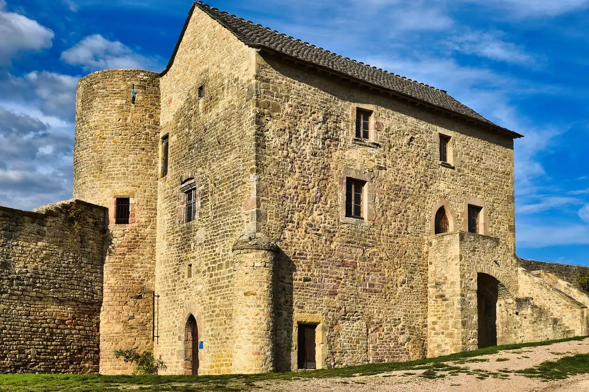 Vie lastricate e una fortezza storica che raccontano secoli di storia