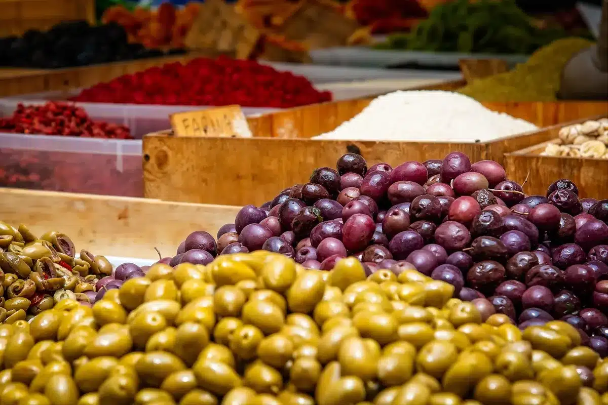 Banchetti del mercato con prodotti freschi e un caffè all'aperto
