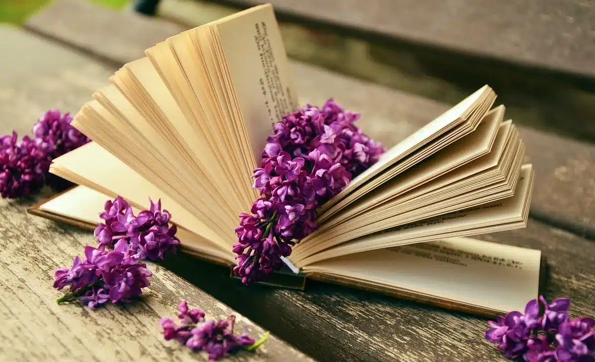 Sagoma davanti a scaffale di libri che evoca un fisico storico