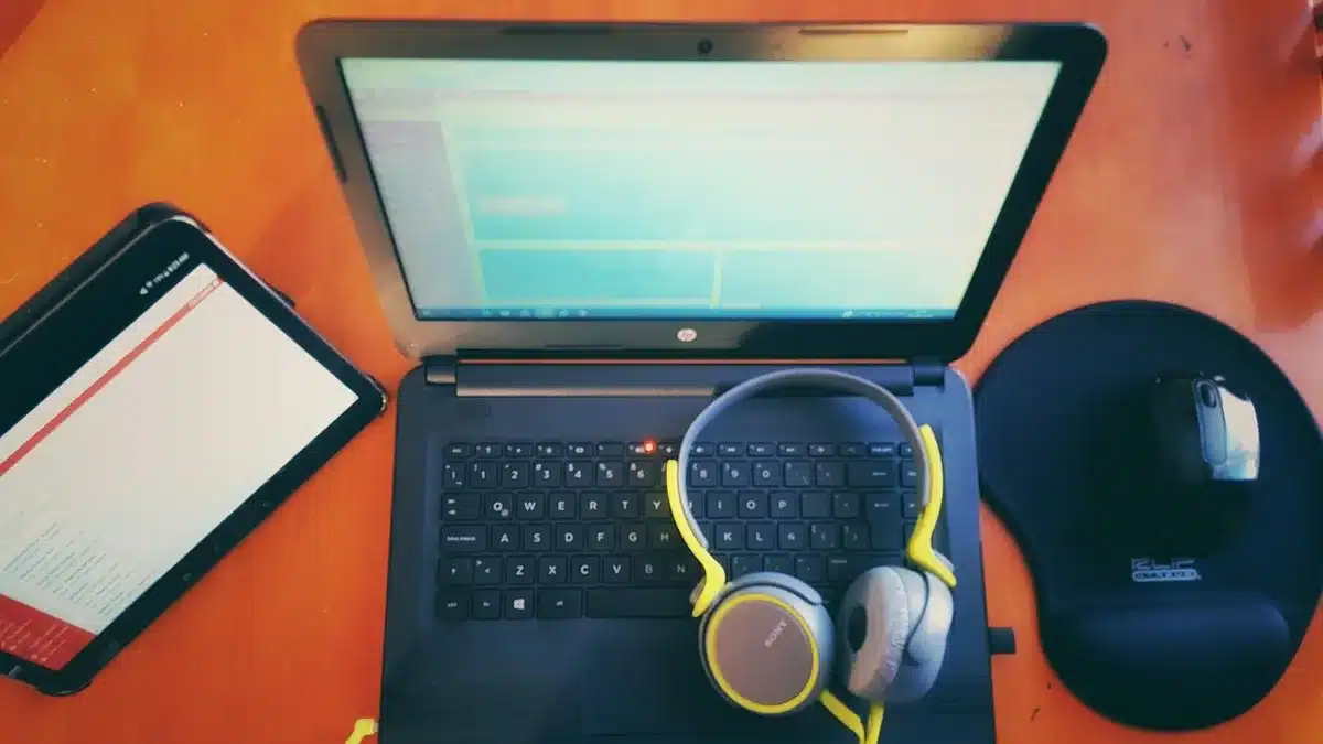 Schermo con dashboard SEO e grafici che mostrano traffico e parole chiave