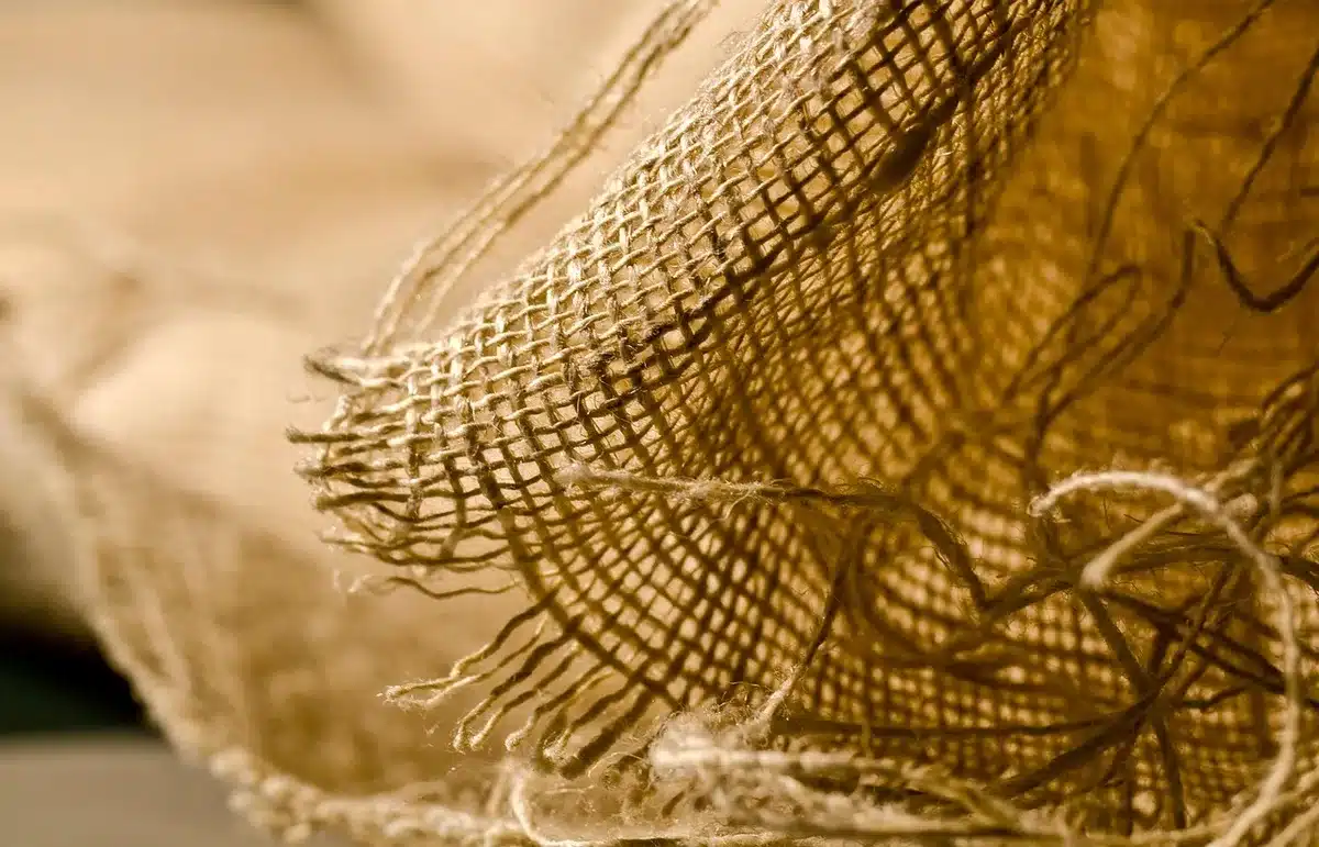 Teli di tessuto naturali con segni organici in un ambiente aperto