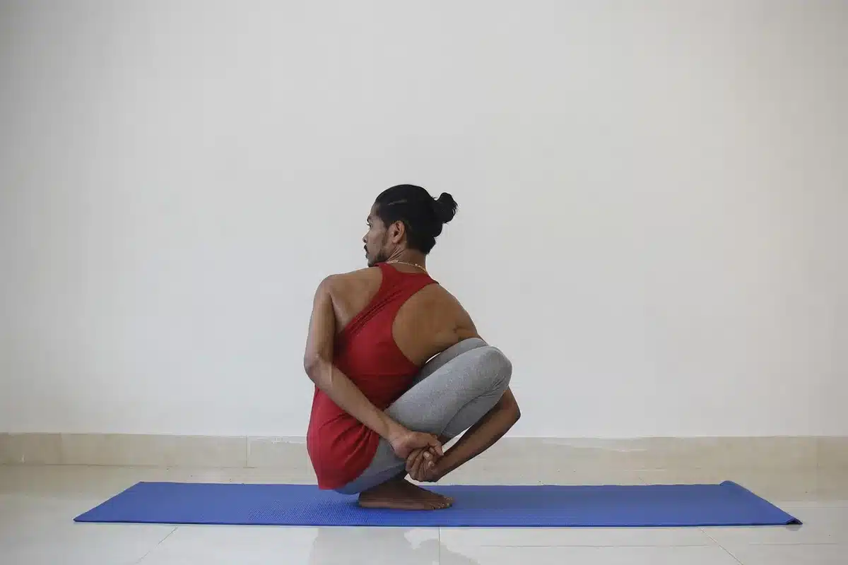 Diverse posizioni yoga eseguite da persone in uno studio luminoso