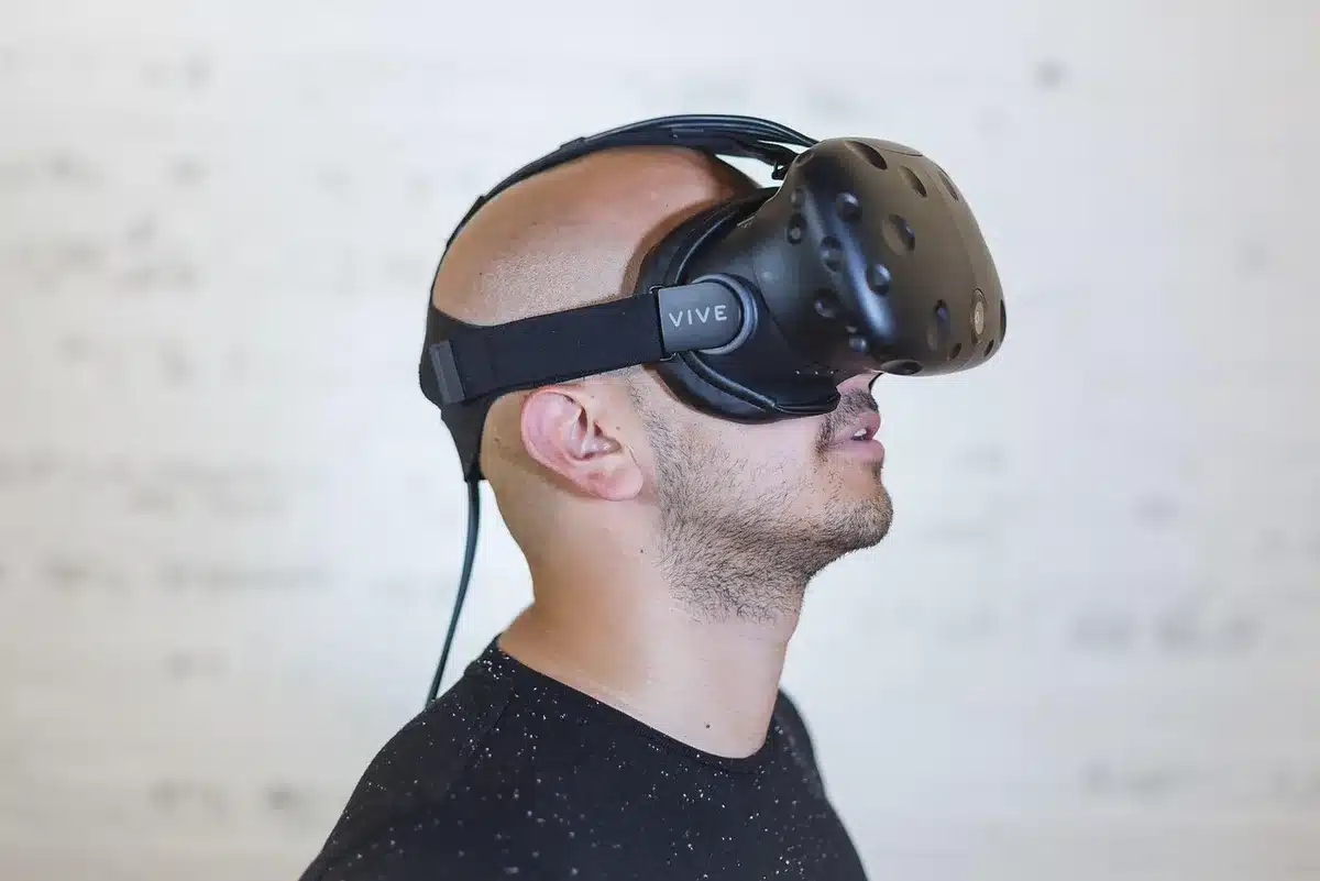 Visore VR moderno su un tavolo con luci soffuse