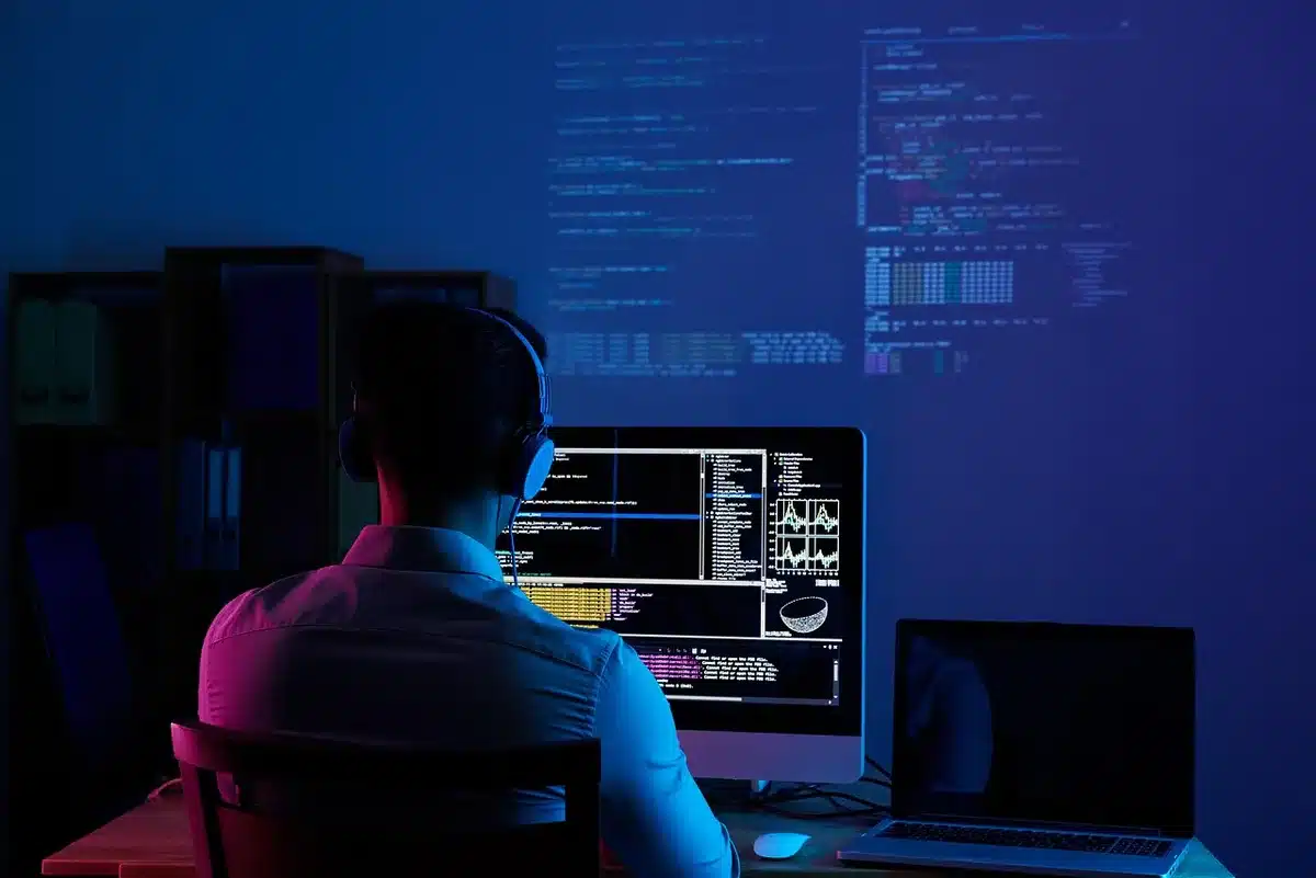 Schermo di computer che mostra codice di programmazione in linguaggi come Python e JavaScript