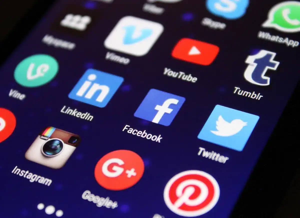 Dashboard di analytics per il marketing digitale con grafici e metriche di engagement online