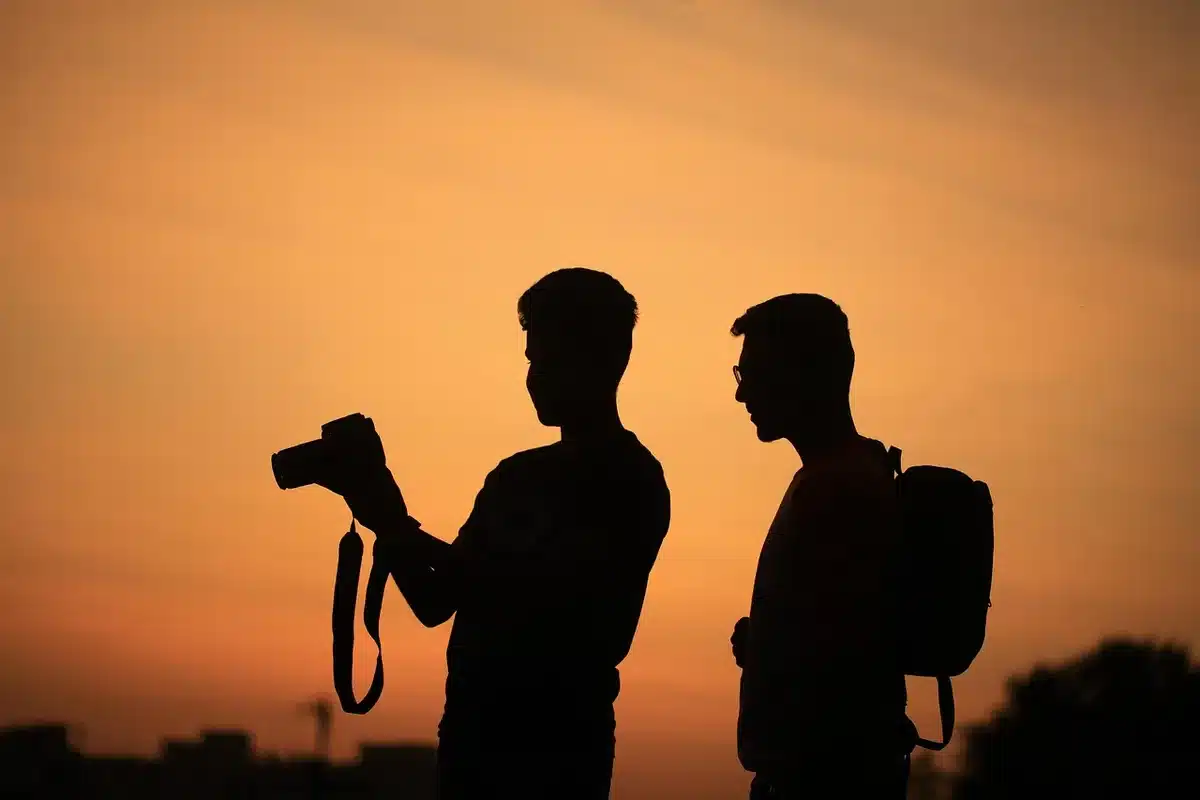 Fotografo che regola le impostazioni della fotocamera durante un workshop