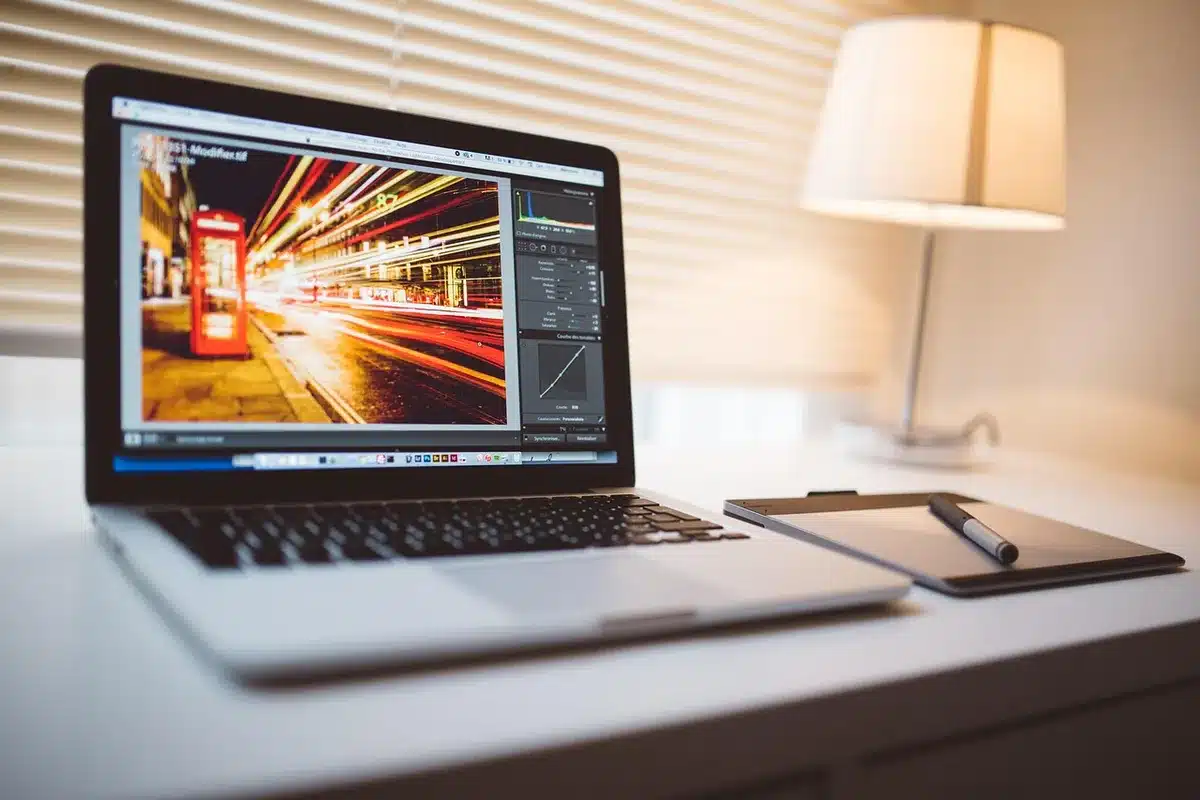 Portafoglio fotografico aperto su un laptop con una galleria di immagini
