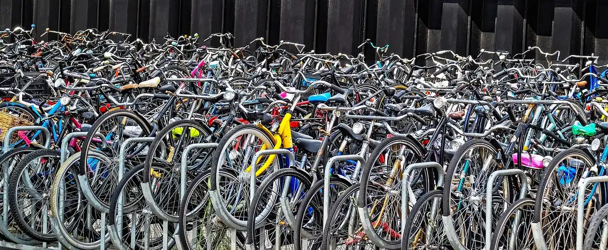 Persone che utilizzano trasporti pubblici e biciclette