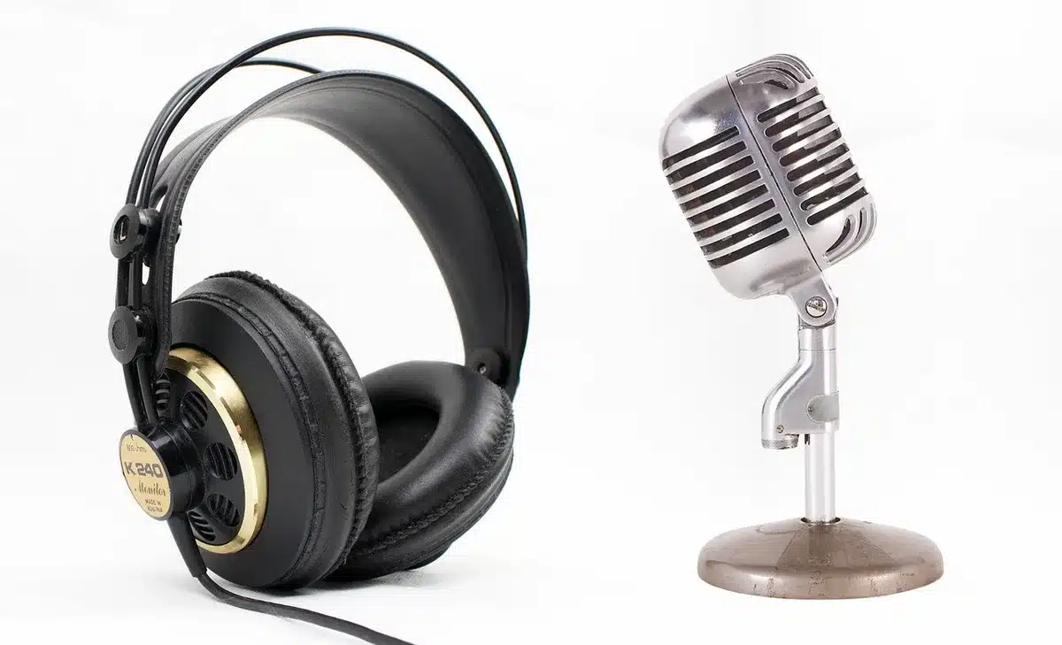 Maratona live in uno studio con host e computer portatile