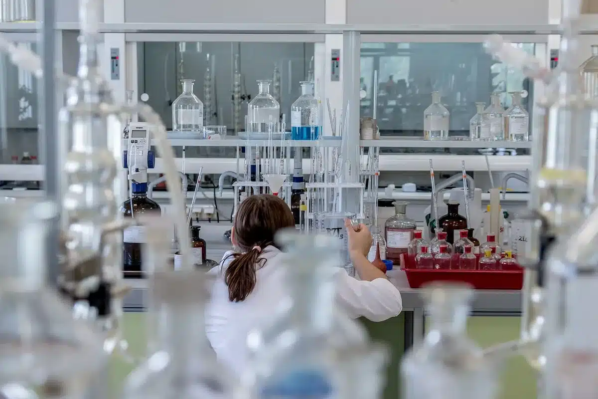Bozzetto anonimo di un cattivo con mantello in un laboratorio