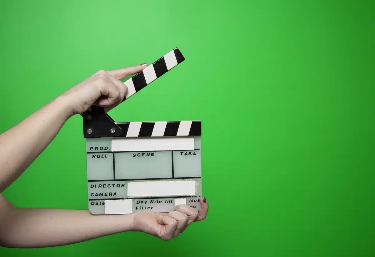 Silhouette anonima di scudo e oggetti di scena su tavolo in un set cinematografico