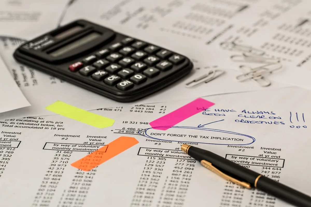 Sala riunioni vuota con report finanziari e grafici sul tavolo