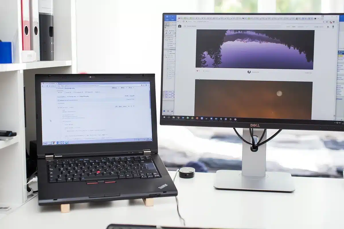 Sviluppatore al computer con codice sullo schermo in un open space