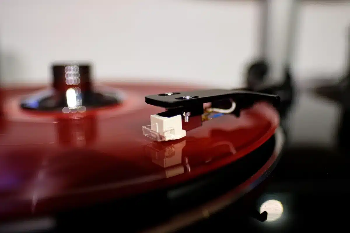 Dischi in vinile anonimi e un registro contabile su un tavolo, simbolo di diritti musicali