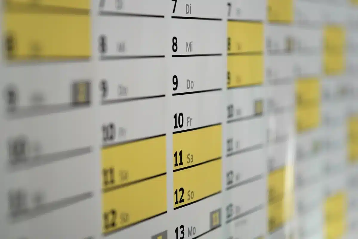 Calendario e calcolatrice che indicano pianificazione dell'orizzonte di investimento