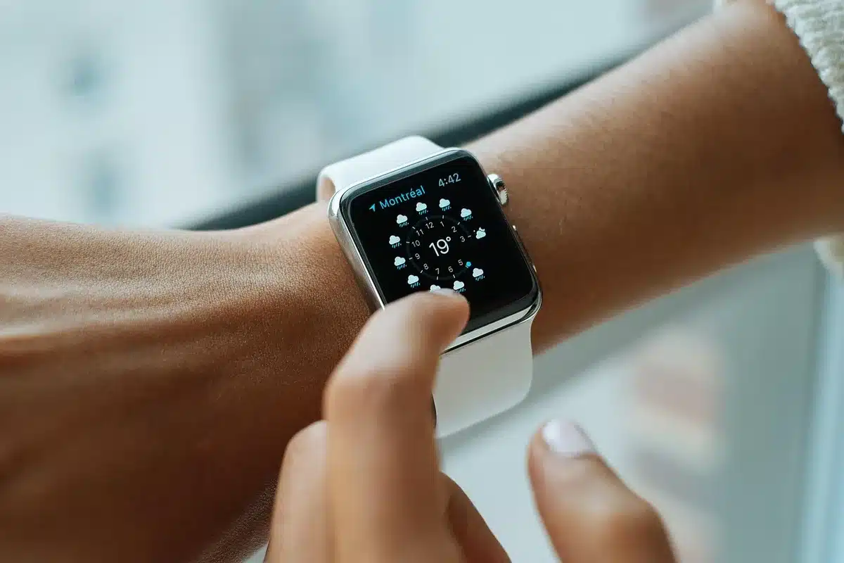 Diversi modelli di smartwatch affiancati su un tavolo per confronto