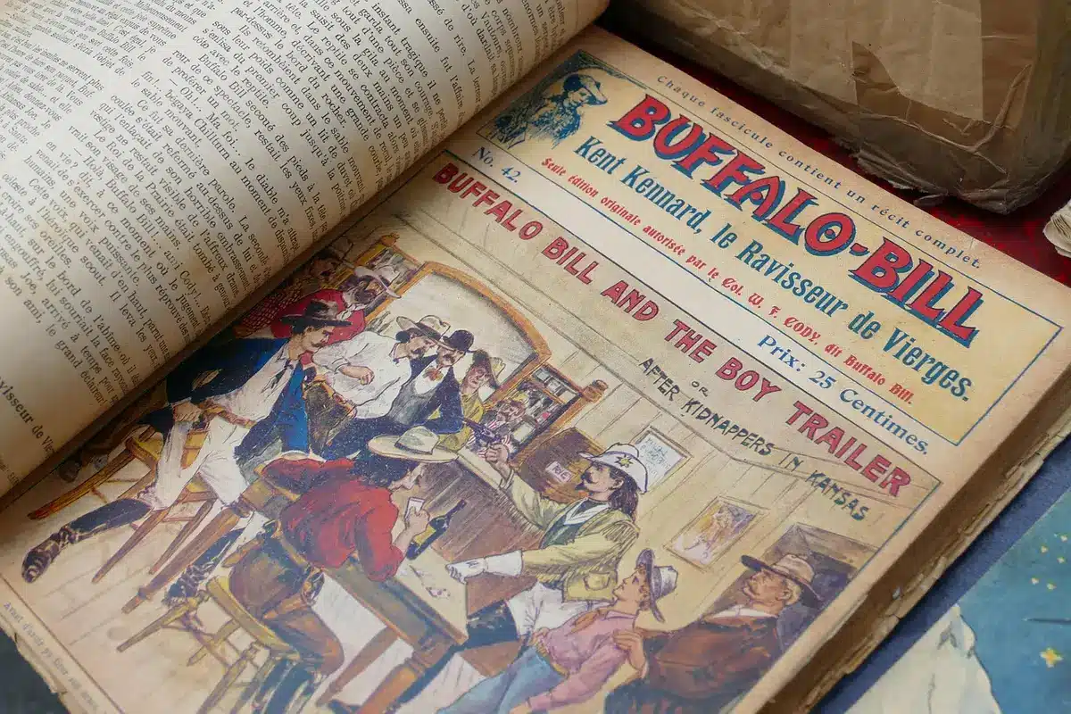 Copertine vintage di fumetti horror in esposizione