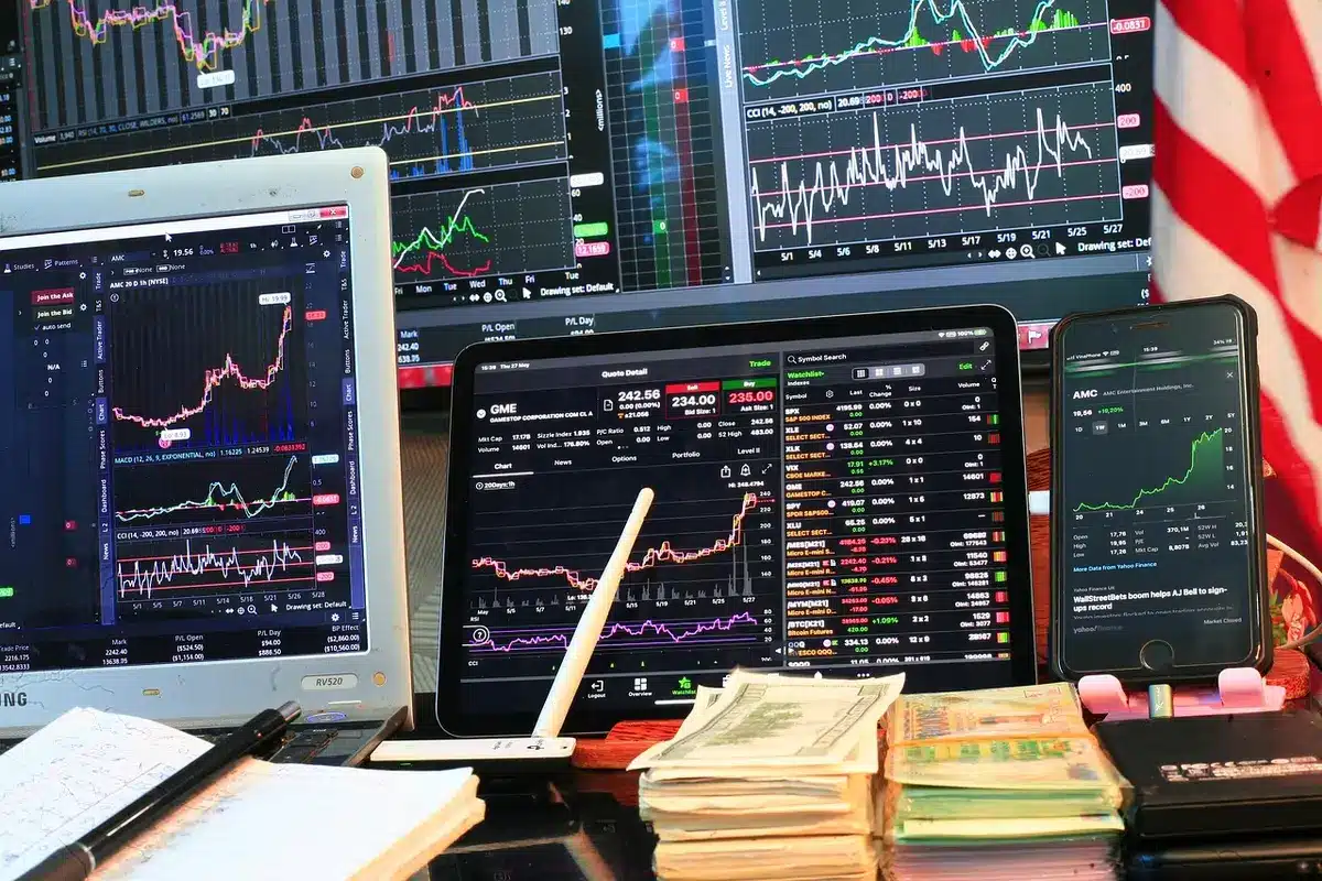 Investitore al monitor che osserva grafici di borsa