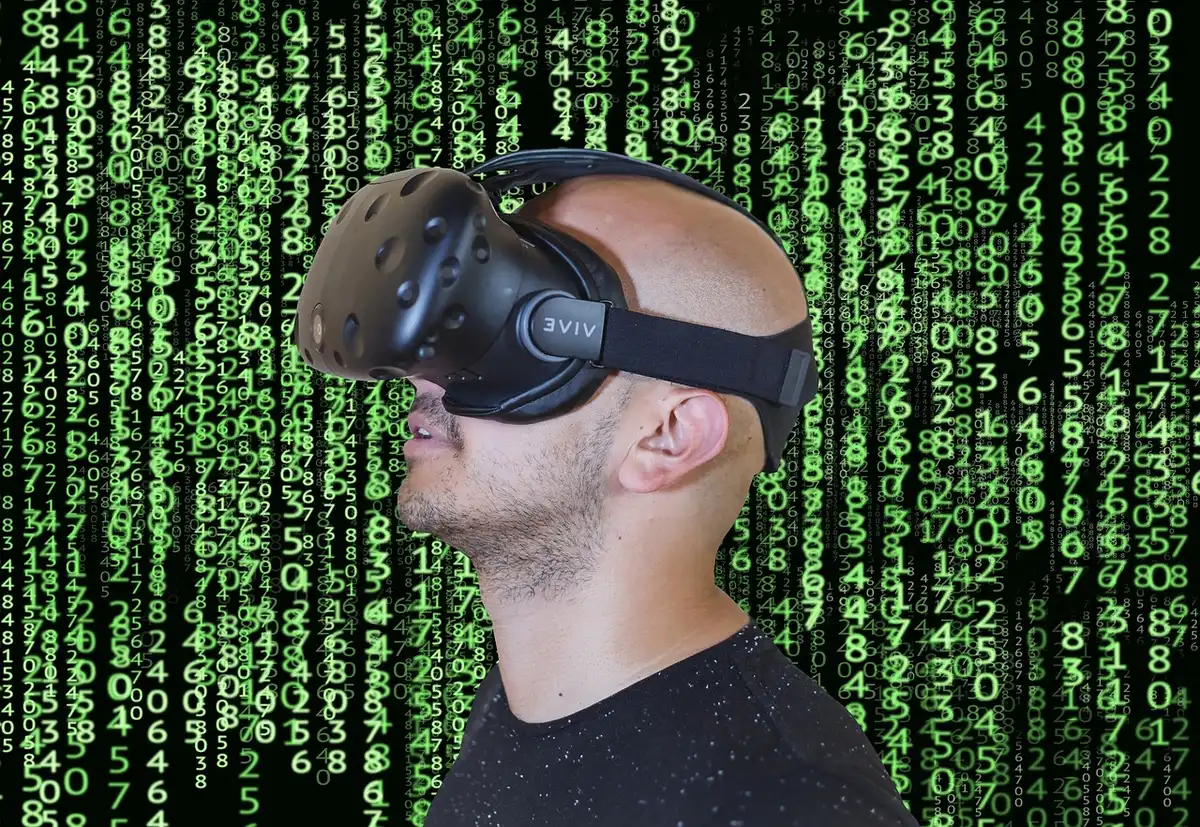 Persona che usa un visore di realtà aumentata in ambiente di lavoro