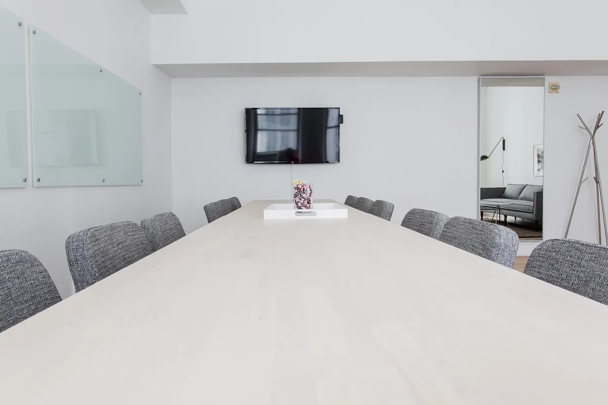 Consulente finanziario che parla con clienti in ufficio privato