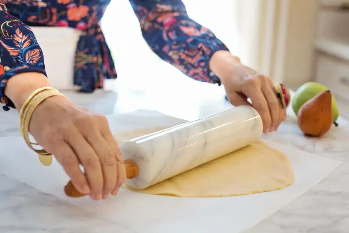 Dolci vegani disposti su un piano con ingredienti da pasticceria vegetale