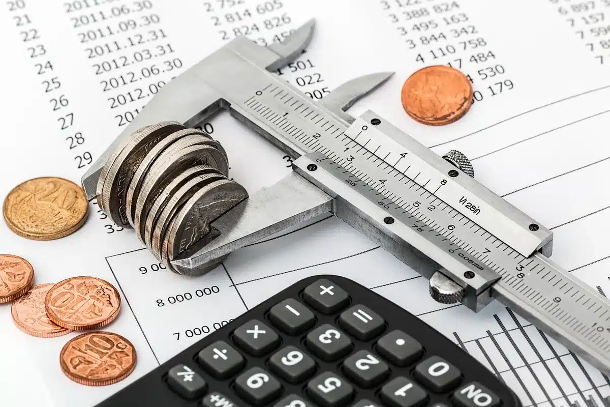 Grafico e documenti finanziari che mostrano risultati trimestrali