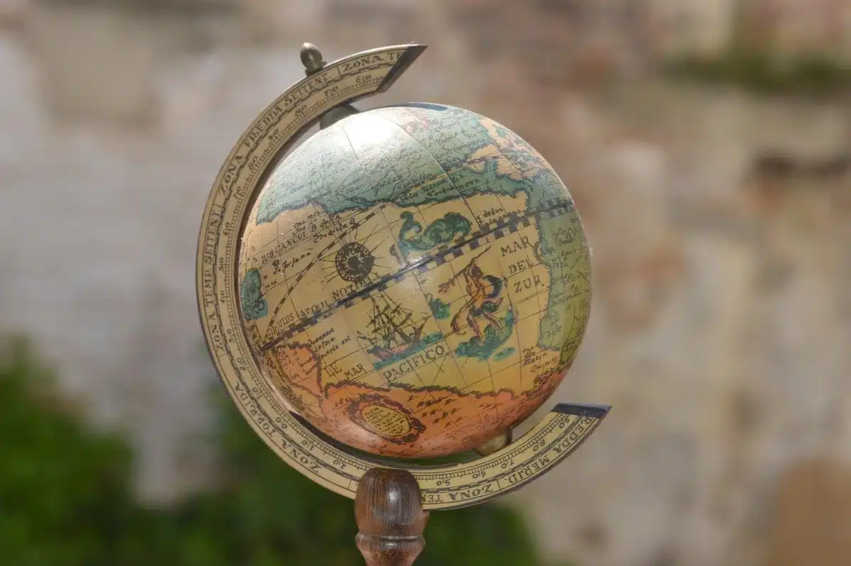 Mappa stilizzata che evidenzia Americhe, Grande Cina ed EMEA
