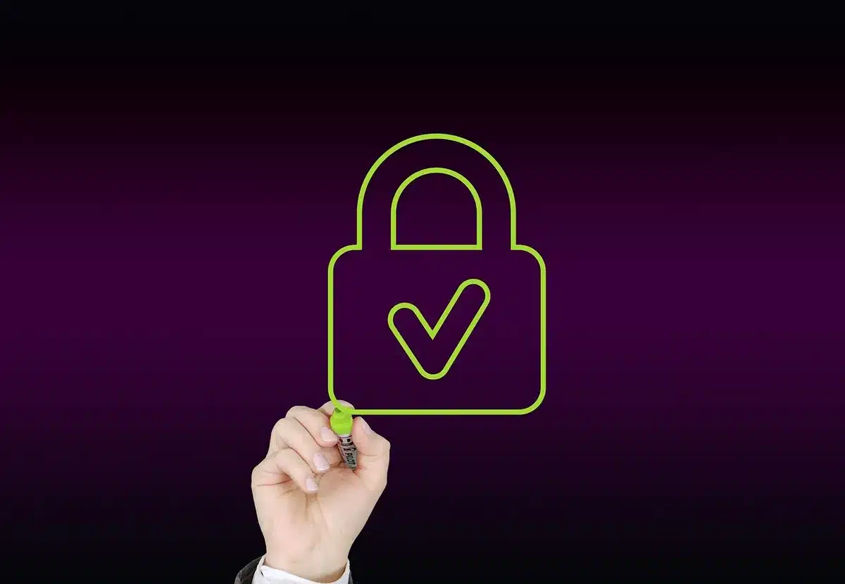 Persona che lavora su laptop con schermate di sicurezza informatica