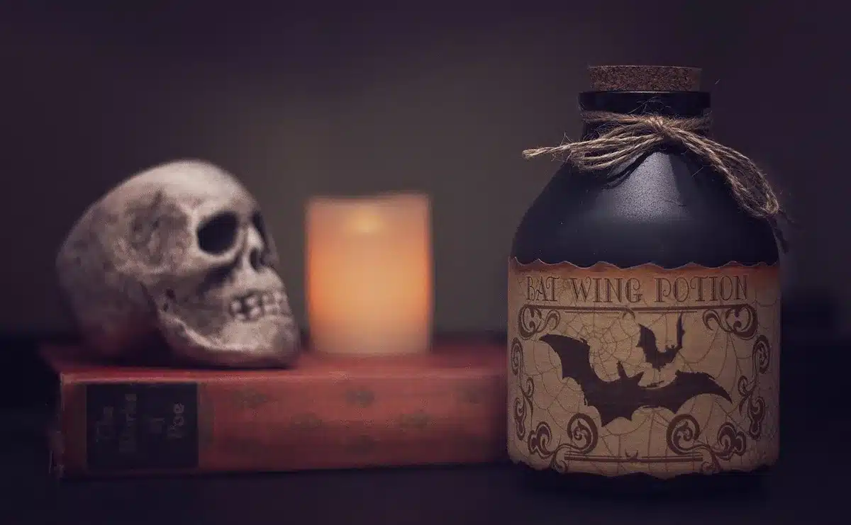 Quaderno e appunti sul genere horror su una scrivania illuminata