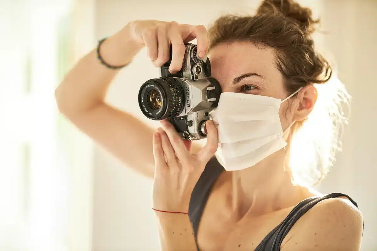 Laboratorio con effetti pratici e protesi per creare una maschera cinematografica