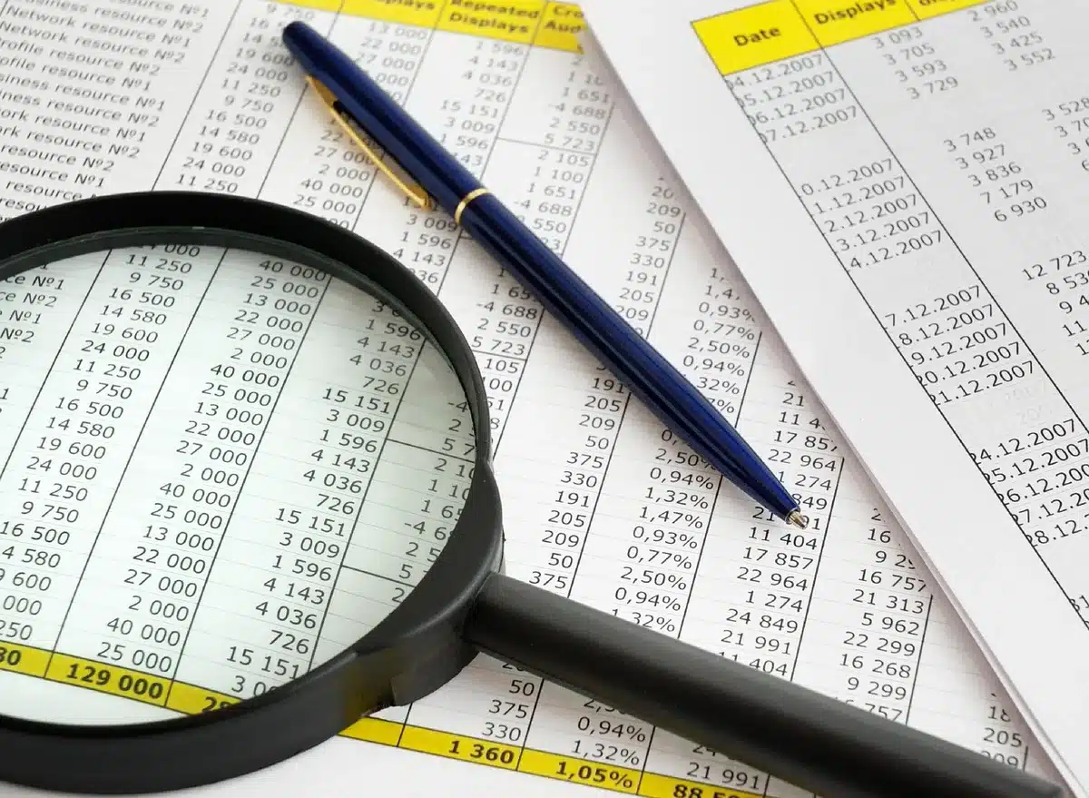 Tavolo di dirigente con documenti e grafici che indicano decisioni aziendali